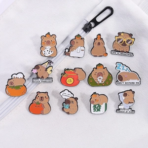 Série de douze épinglettes en émail capybara avec divers motifs de dessins animés