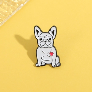 Dettaglio della spilla smaltata bulldog francese bianco con cuore rosso decorativo