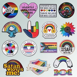 Lot de 15 pin's en émail coloré aux motifs variés tels que cœurs arc-en-ciel et poings