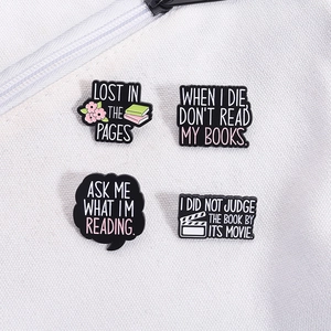 Lot de 4 pins en émail noir et blanc avec motifs de livres et fleurs pour sacs
