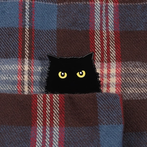 Broche en émail silhouette chat noir créative avec yeux jaunes sur tissu à carreaux