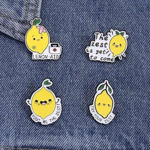 Vierteiliges Set niedliche gelbe Emaille-Zitronen-Pins mit lustigen Sprüchen auf Denim