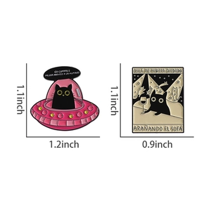 Ensemble de broches en émail chat noir avec OVNI rose et chat buvant du vin sur fond blanc