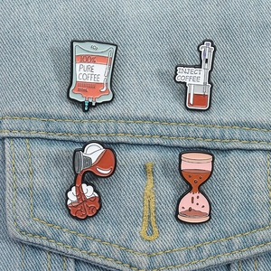 Vue détaillée de pin's en émail sur le thème du café sur une veste en jean bleue
