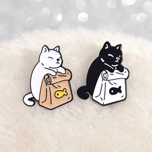 Niedliche Emaille-Anstecknadeln als schwarz-weiße Katzen mit Fischbeutel-Design
