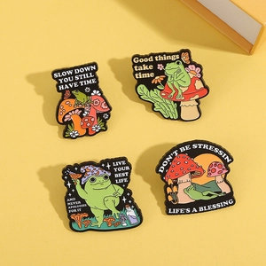 Lot de 4 broches émaillées vintage grenouilles et champignons avec citations