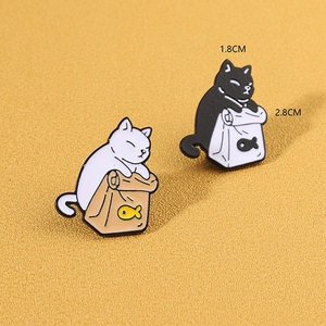 Niedliche Cartoon Schwarz Weiß Katze Emaille Pin Set Legierung Tier Brosche Fisch Muster Papiertüte Abzeichen Schmuck Geschenk