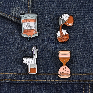 Détails de quatre pin's émaillés créatifs sur le thème du café sur tissu denim