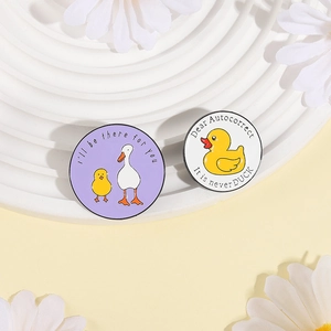 Broches en émail rigolotes avec oie et canard et citations humoristiques sur fond blanc