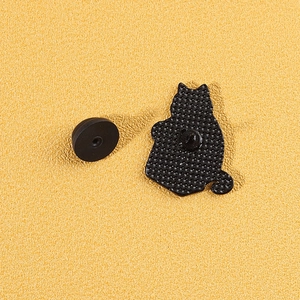 Cartoon Emaille-Anstecknadel schwarze Katze mit strukturierter Metallrückseite