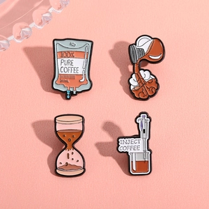 Ensemble de pin's créatifs café émaillés comprenant poche IV et sablier sur fond rose