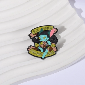 Vista dettagliata della spilla smaltata Dice Goblin con colori vivaci e bordi metallici