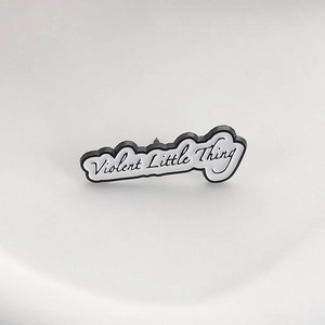 Broche minimaliste en émail avec lettrage Violent Little Thing en noir et blanc