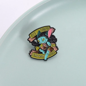 Spilla smaltata colorata Dice Goblin con goblin dei cartoni animati che tiene i dadi