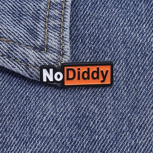 Broche rectangulaire en émail avec slogan No Diddy sur tissu en jean bleu