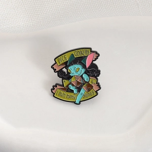 Dettaglio della spilla smaltata Dice Goblin con linee sottili e colori vivaci