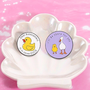 Lot de deux broches en émail Silly Goose avec illustrations d'animaux mignons