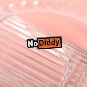Broche en émail No Diddy avec typographie élégante et finition métallique polie