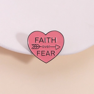 Broche cœur rose émaillé avec texte Faith Over Fear sur un support minimaliste