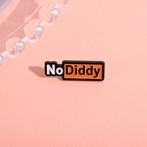 Détail de la broche rectangulaire en émail 'No Diddy' avec texture goutte de colle de qualité