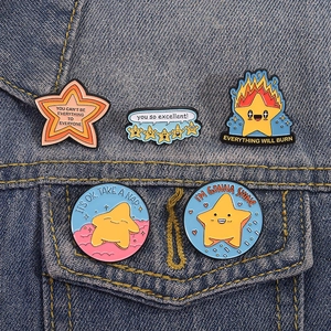 Lot de cinq épingles en émail d'étoiles de dessin animé sur veste en jean bleu
