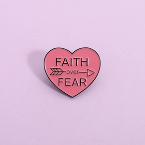 Broche Émail Cœur Rose Faith Over Fear en Alliage de Zinc Épingle Lettre Cartoon pour Vêtements Sac à Dos Bijoux Cadeau