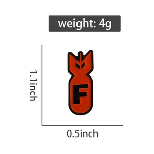 Vue détaillée du pin's émaillé bombe rouge avec lettre F incluant dimensions et poids