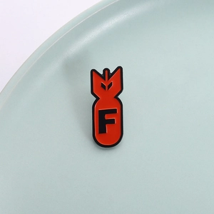 Broche créative en métal en forme de missile F Bomb avec émail rouge pour streetwear