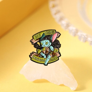 Dettaglio della spilla smaltata Dice Goblin verde con dado D20 per borse e abiti