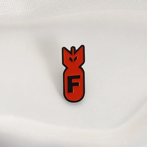 Broche en émail rouge forme missile F Bomb minimaliste pour vêtements et sacs