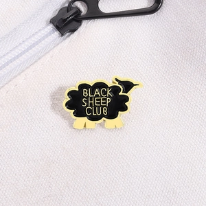 Détail de l'épinglette en émail Black Sheep Club sur un sac en toile blanche avec fermeture