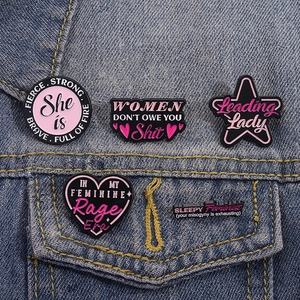 Set di 5 spille smaltate Girl Power con citazioni rosa e nere su giacca di jeans