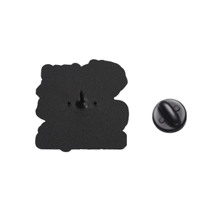 Macro del retro della spilla in metallo nero opaco con chiusura e ago appuntito