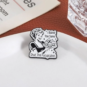 Spilla smaltata retro 'I Baked You Some Shut The Fucupcakes' con design cupcake