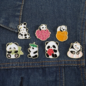 Detailliertes Set aus sieben niedlichen Panda-Emaille-Pins auf dunkelblauem Denim