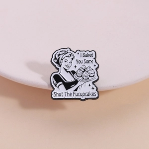 Spilla in Lega di Zinco Smaltata Vintage Bianco Nero Donna Retro Con Cupcakes Distintivo Citazione Umoristica per Vestiti Gioielli