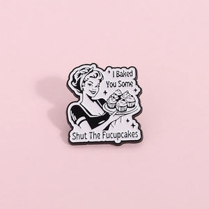 Vista dettagliata della spilla smaltata stile vintage con citazione creativa sui cupcake