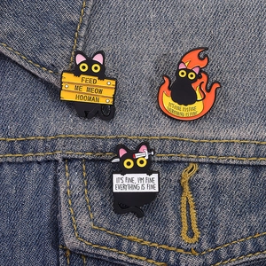 Lot de trois pin's émaillés chat noir avec citations amusantes sur fond en jean foncé