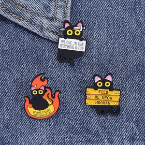 Drei süße schwarze Katzen Emaille-Pins mit lustigen Sprüchen auf blauem Denim-Stoff