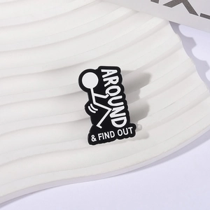 Détail macro de la broche émaillée stickman avec texte Around & Find Out sur blanc