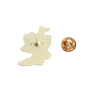 Détail de la texture arrière du pin's émaillé et son fermoir papillon doré sécurisé