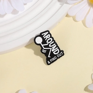 Broche émaillée minimaliste noir et blanc avec stickman et texte AROUND & FIND OUT