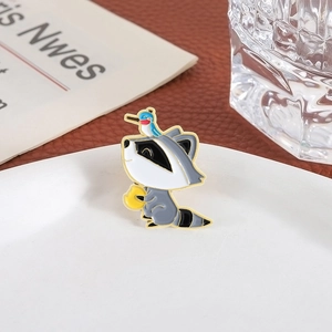 Broche en émail raton laveur avec oiseau bleu, bijou élégant en métal plaqué or fin