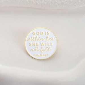 Broche ronde émaillée blanche minimaliste avec le psaume 46:5 et bordure dorée