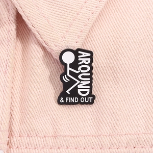Détail du pin's émaillé bonhomme allumette avec texte sur veste en jean rose vif