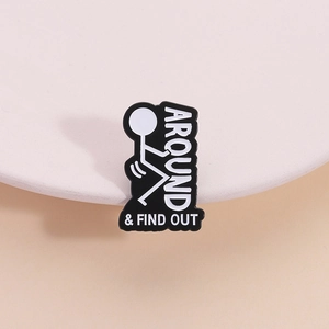 Broche Émaillée Rigolote Stickman Around And Find Out Noir Blanc Alliage De Zinc Meme Broche Pour Hommes Femmes Accessoires De Sac À Dos