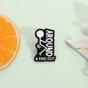 Broche en émail noir et blanc style bonhomme allumette avec texte Around and Find Out