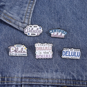 Lot de 5 épingles en émail Delulu Era avec typographie d'art sur veste en jean bleu