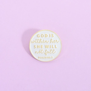 Broche minimaliste en émail blanc avec verset Psaume 46:5 Dieu est en elle