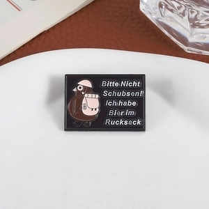 Funny pigeon enamel pin with 'Bitte Nicht Schubsen! Ich habe Bier im Rucksack' text